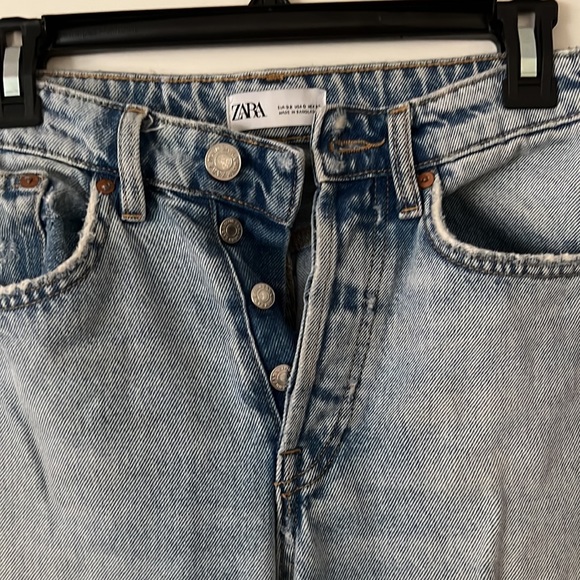 Zara high rise raw hem light wash straight leg jeans - Picture 2 of 4